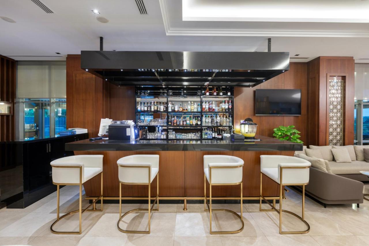 Miracle Istanbul Asia Airport Hotel & Spa Esterno foto The bar at the lounge