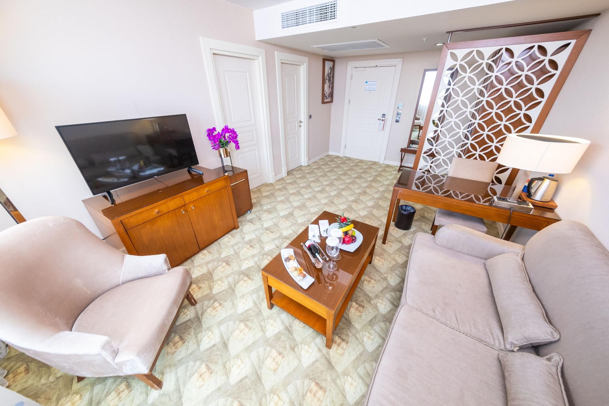 Miracle Istanbul Asia Airport Hotel & Spa Esterno foto A living room in a suite at the hotel