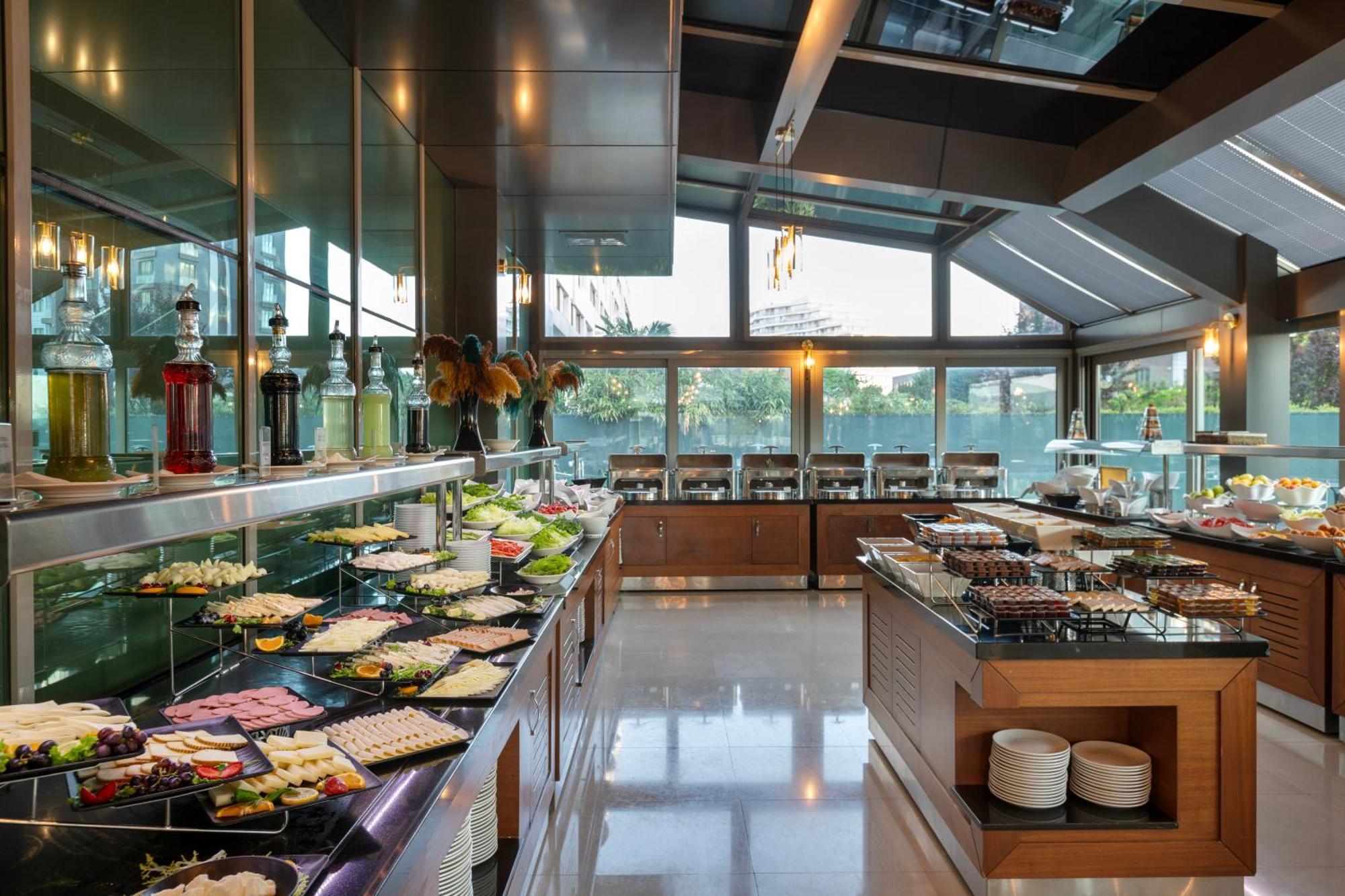 Miracle Istanbul Asia Airport Hotel & Spa Esterno foto The buffet at the hotel