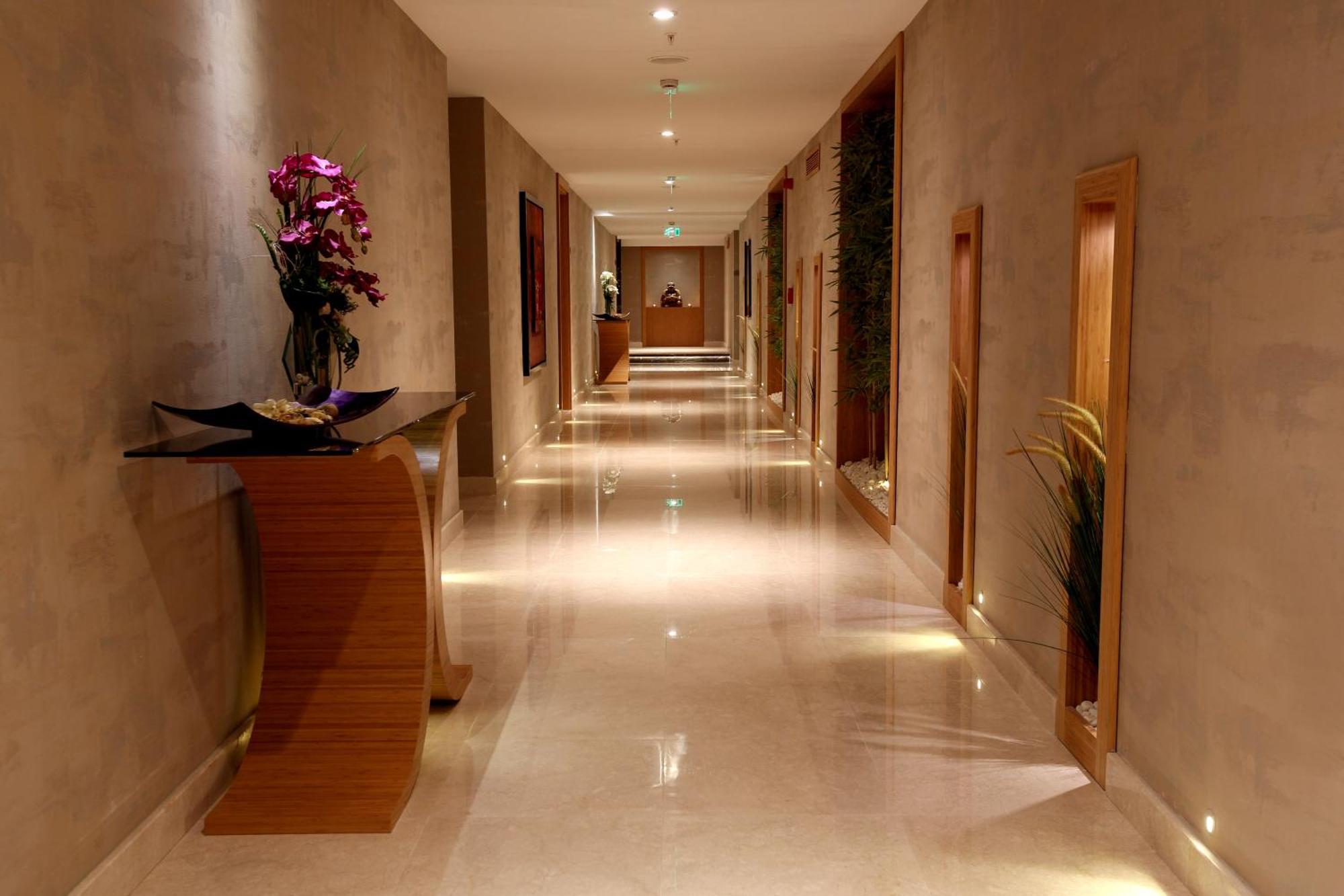 Miracle Istanbul Asia Airport Hotel & Spa Esterno foto A corridor in a hotel