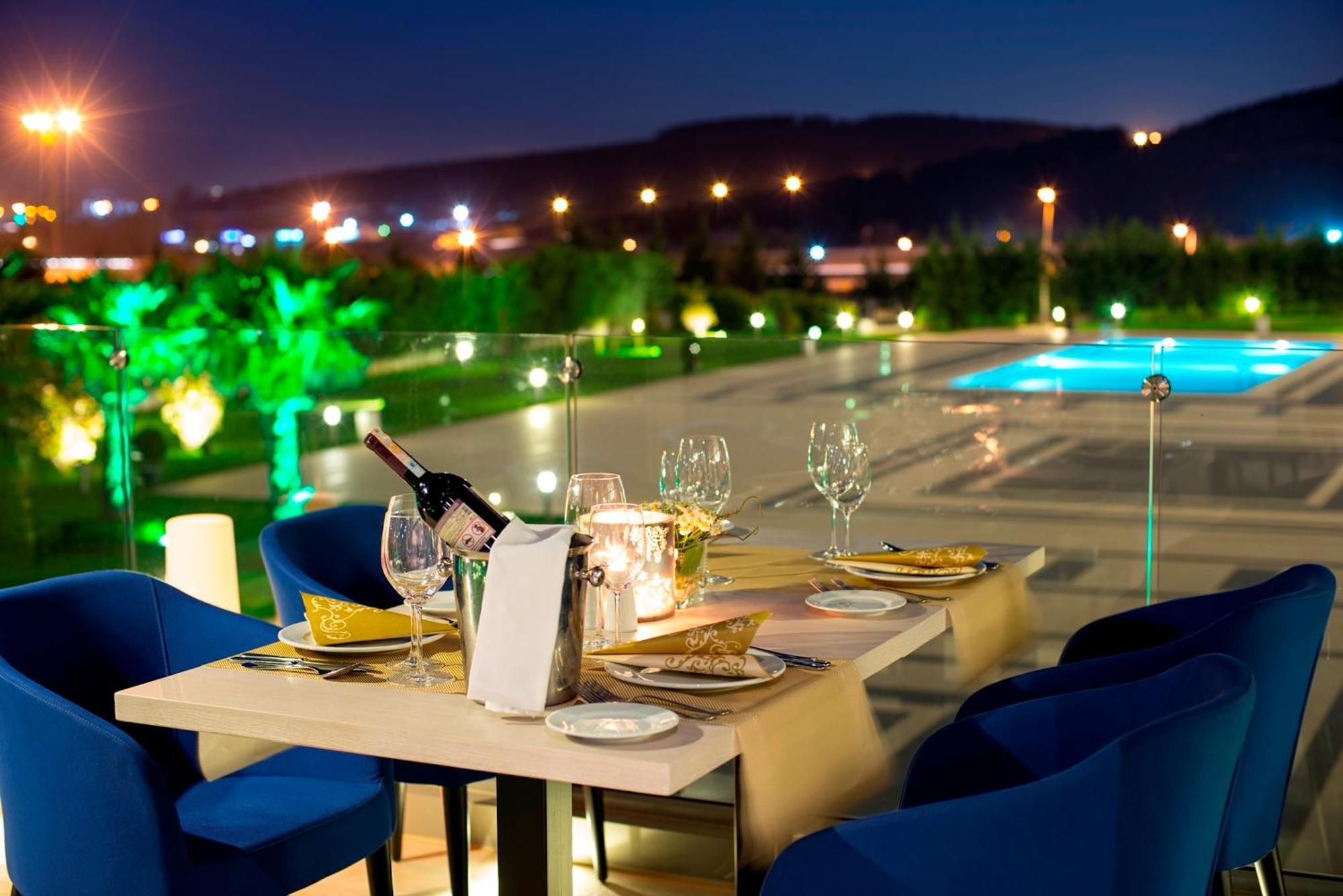 Miracle Istanbul Asia Airport Hotel & Spa Esterno foto The hotel's pool