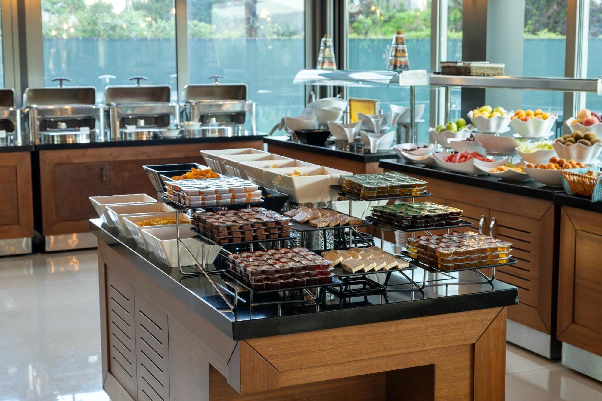 Miracle Istanbul Asia Airport Hotel & Spa Esterno foto A buffet at a hotel