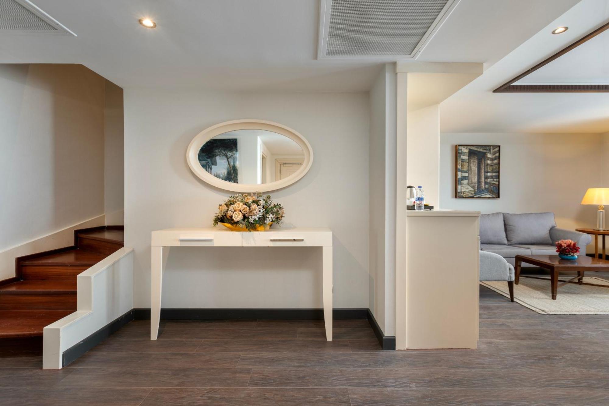 Miracle Istanbul Asia Airport Hotel & Spa Esterno foto A suite at the hotel