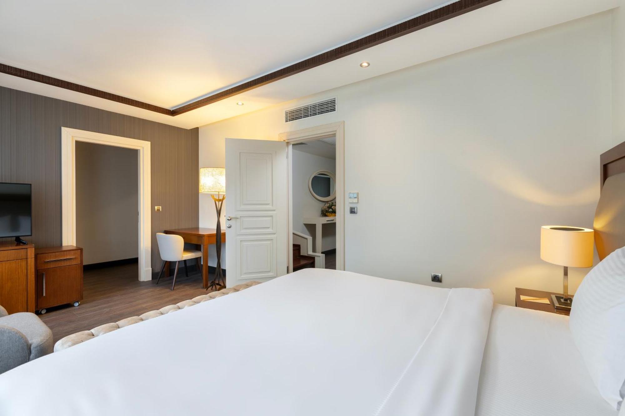 Miracle Istanbul Asia Airport Hotel & Spa Esterno foto A bedroom at the hotel