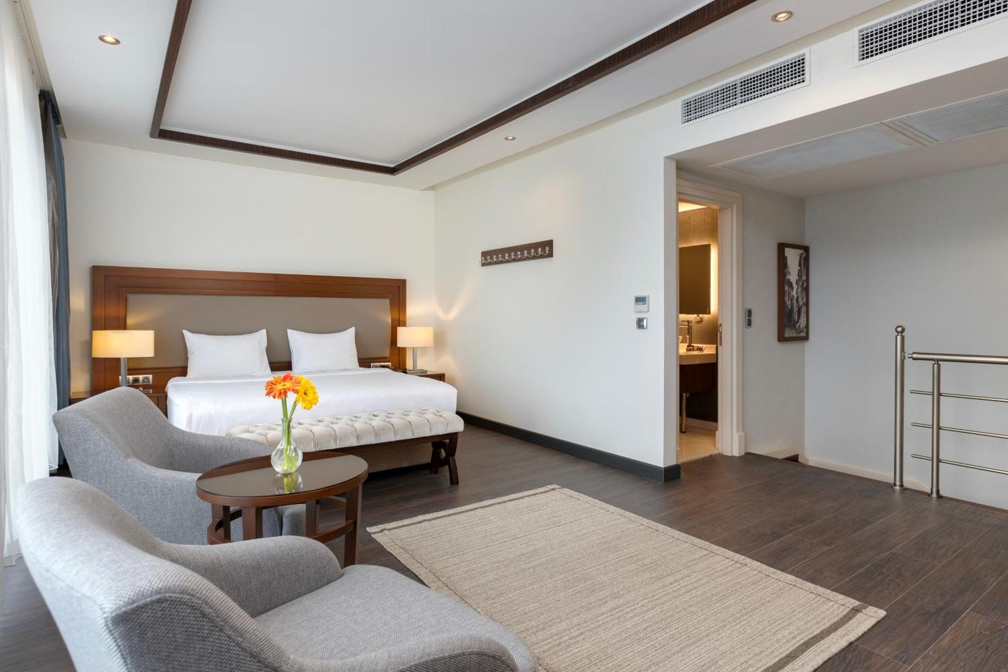 Miracle Istanbul Asia Airport Hotel & Spa Esterno foto A bedroom at the hotel