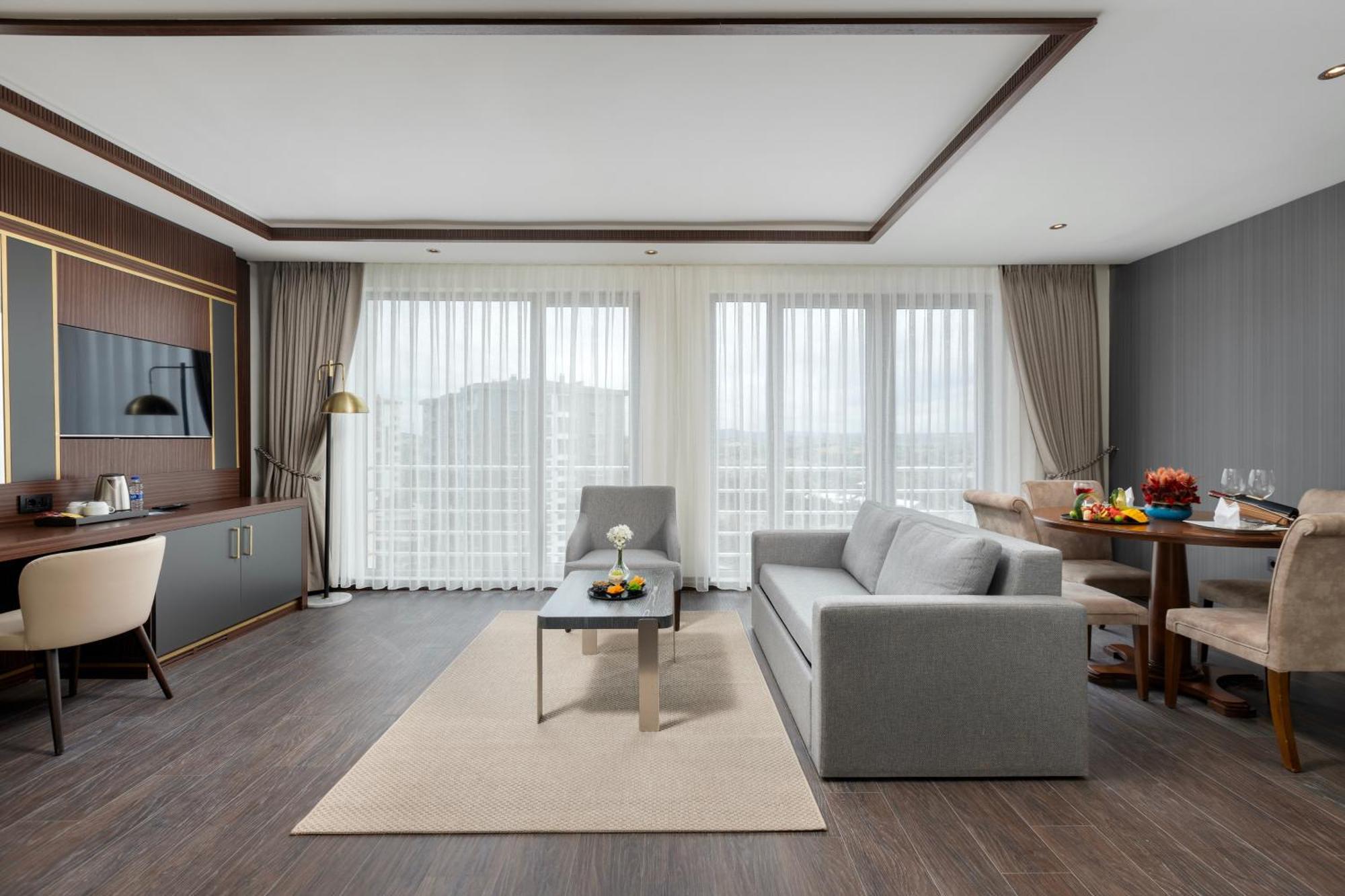 Miracle Istanbul Asia Airport Hotel & Spa Esterno foto A suite at the hotel