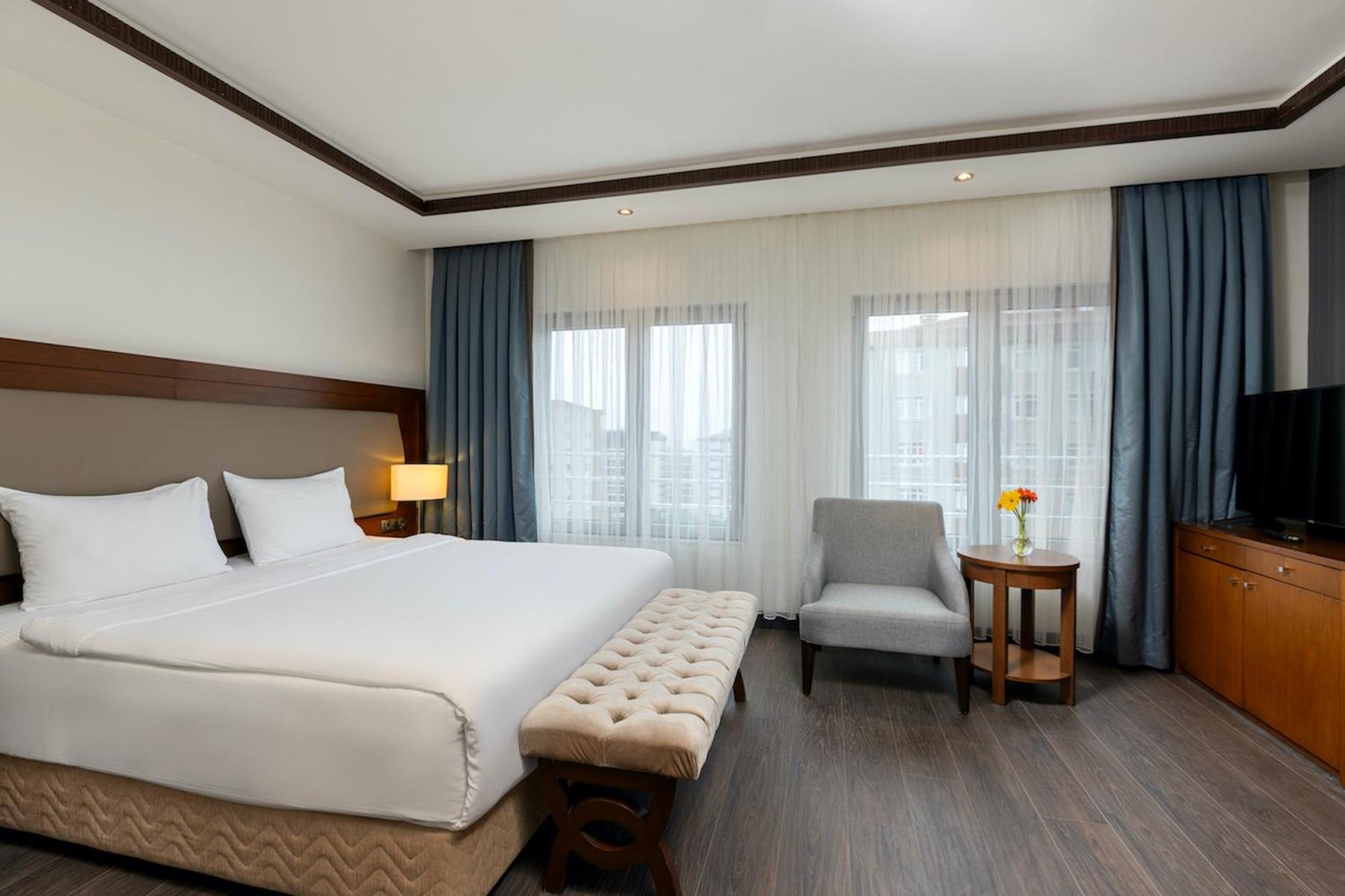Miracle Istanbul Asia Airport Hotel & Spa Esterno foto A bedroom at the hotel